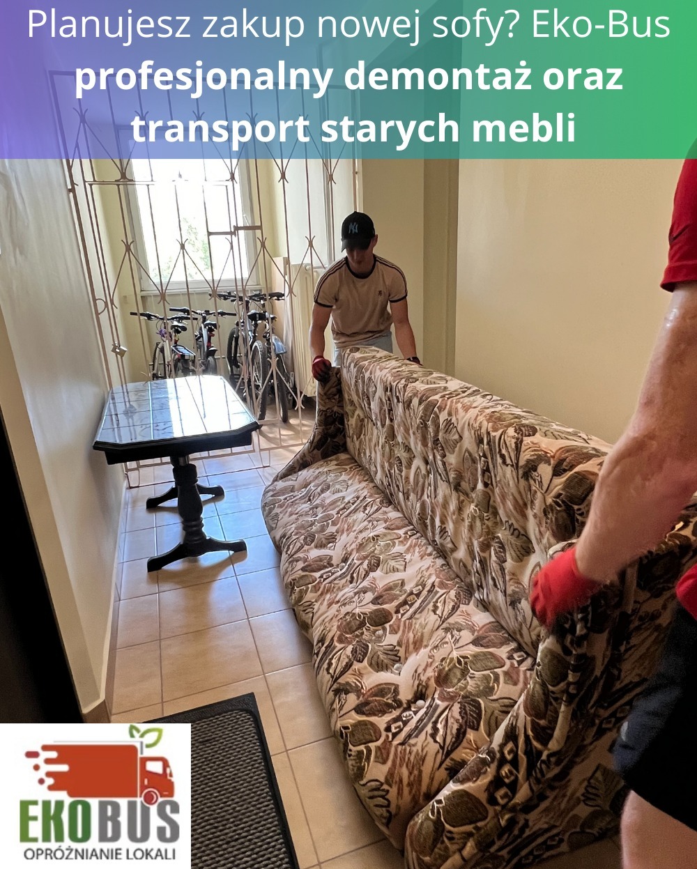 Dwóch mężczyzn w czerwonych rękawicach przenosi wzorzystą, używaną sofę w korytarzu z rowerami i stolikiem, widoczna krata w oknie.