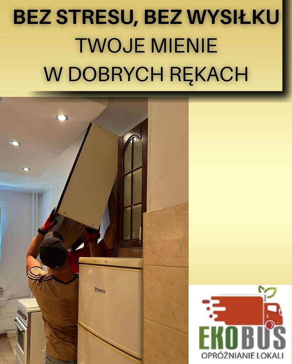 Dwóch mężczyzn w rękawicach demontuje szafkę kuchenną nad lodówką podczas opróżniania mieszkania, widoczny fragment kuchenki i logo firmy Ekobus.