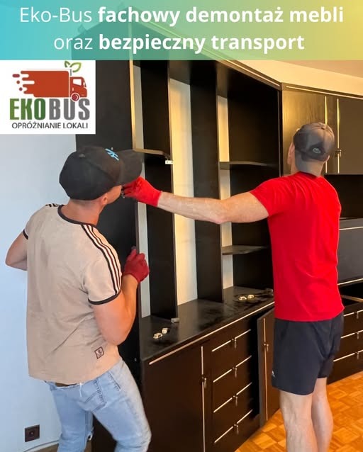Dwóch mężczyzn w rękawicach demontuje dużą, ciemną szafę wnękową z półkami, widoczne logo firmy Eko-Bus z hasłem 'fachowy demontaż mebli oraz bezpieczny transport'.
