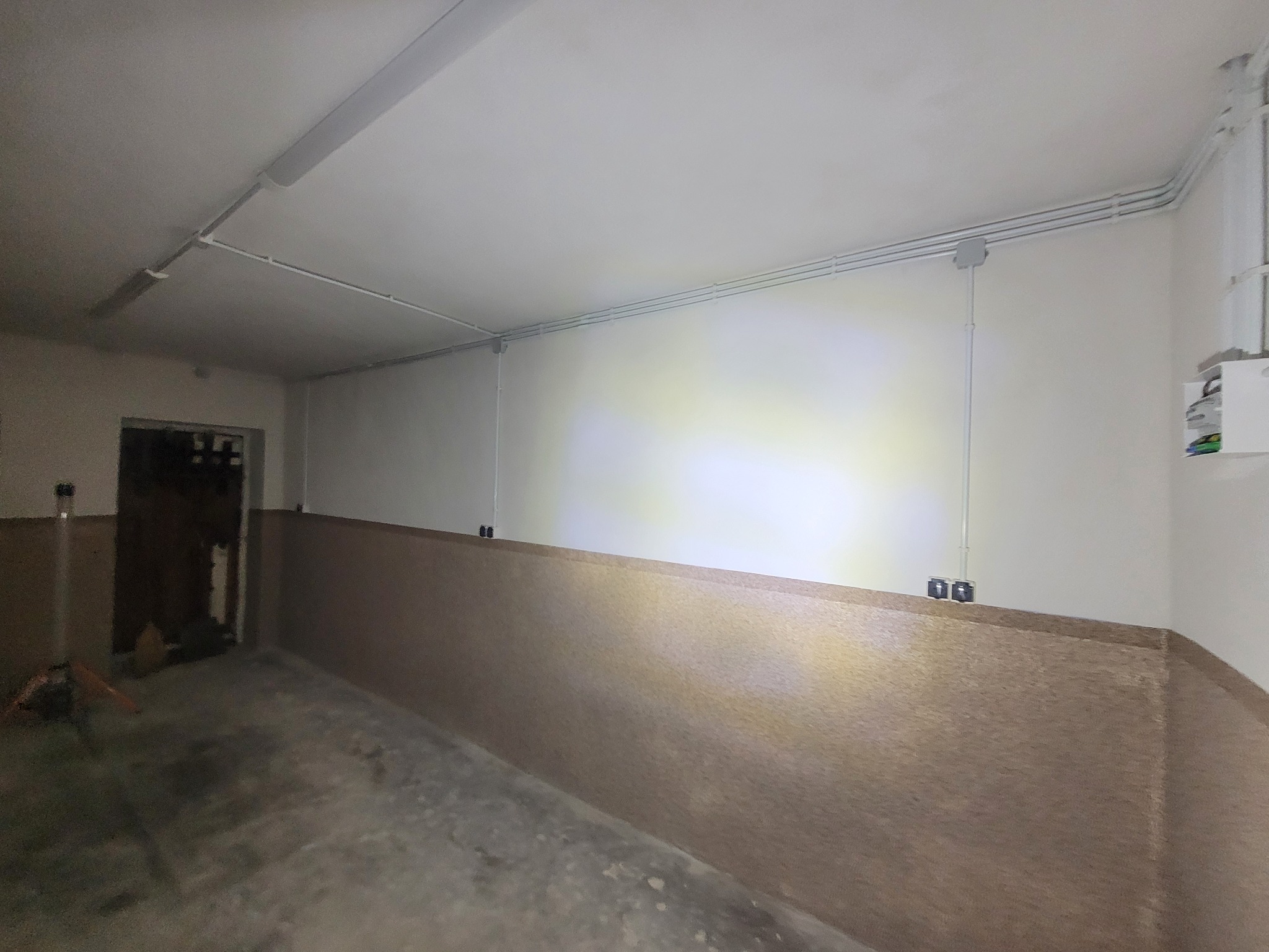 Instalacja w komórce prowadzona w rurach elektroizolacyjnych