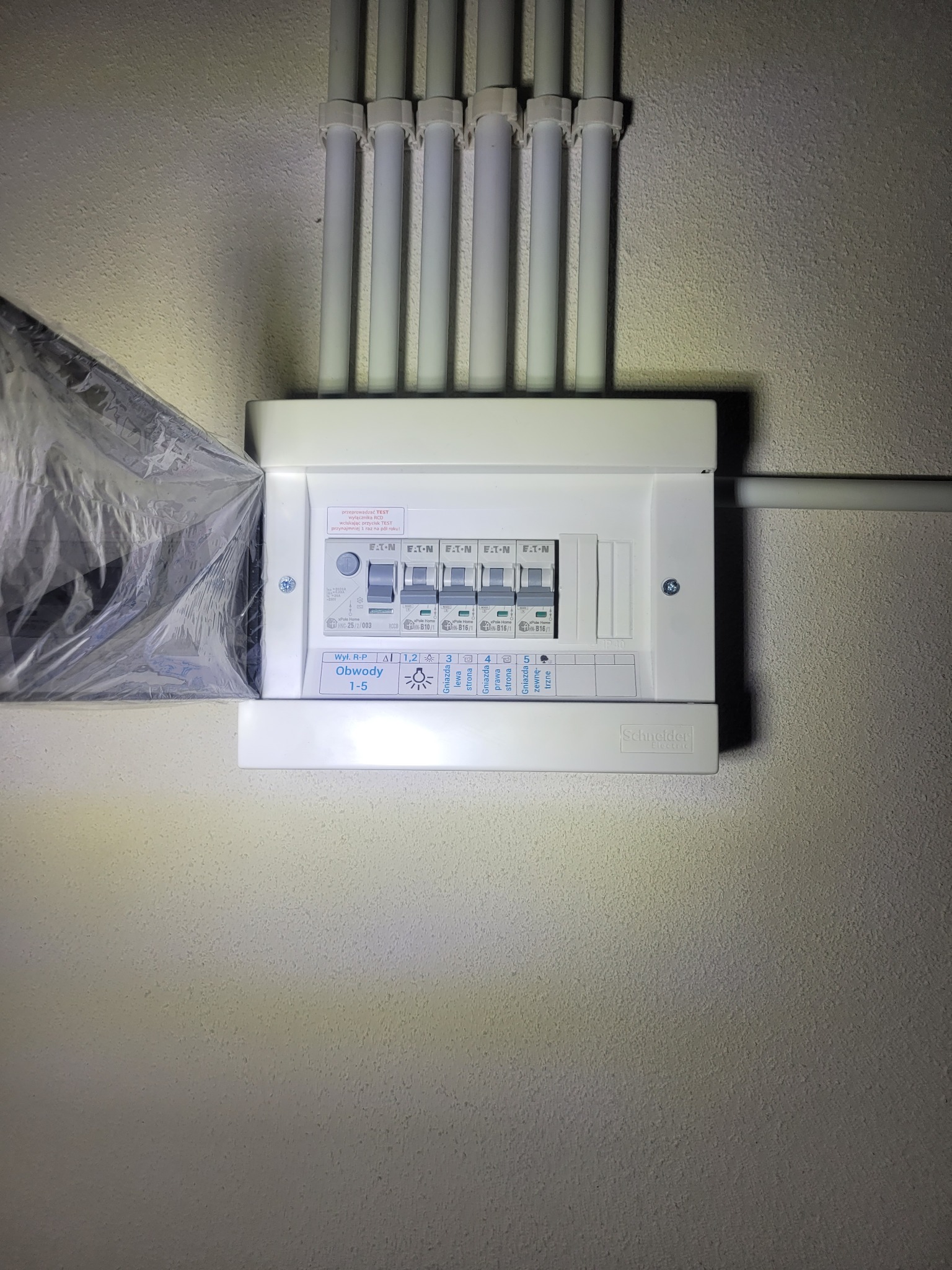 Rozdzielnica dla obwodów w komórce