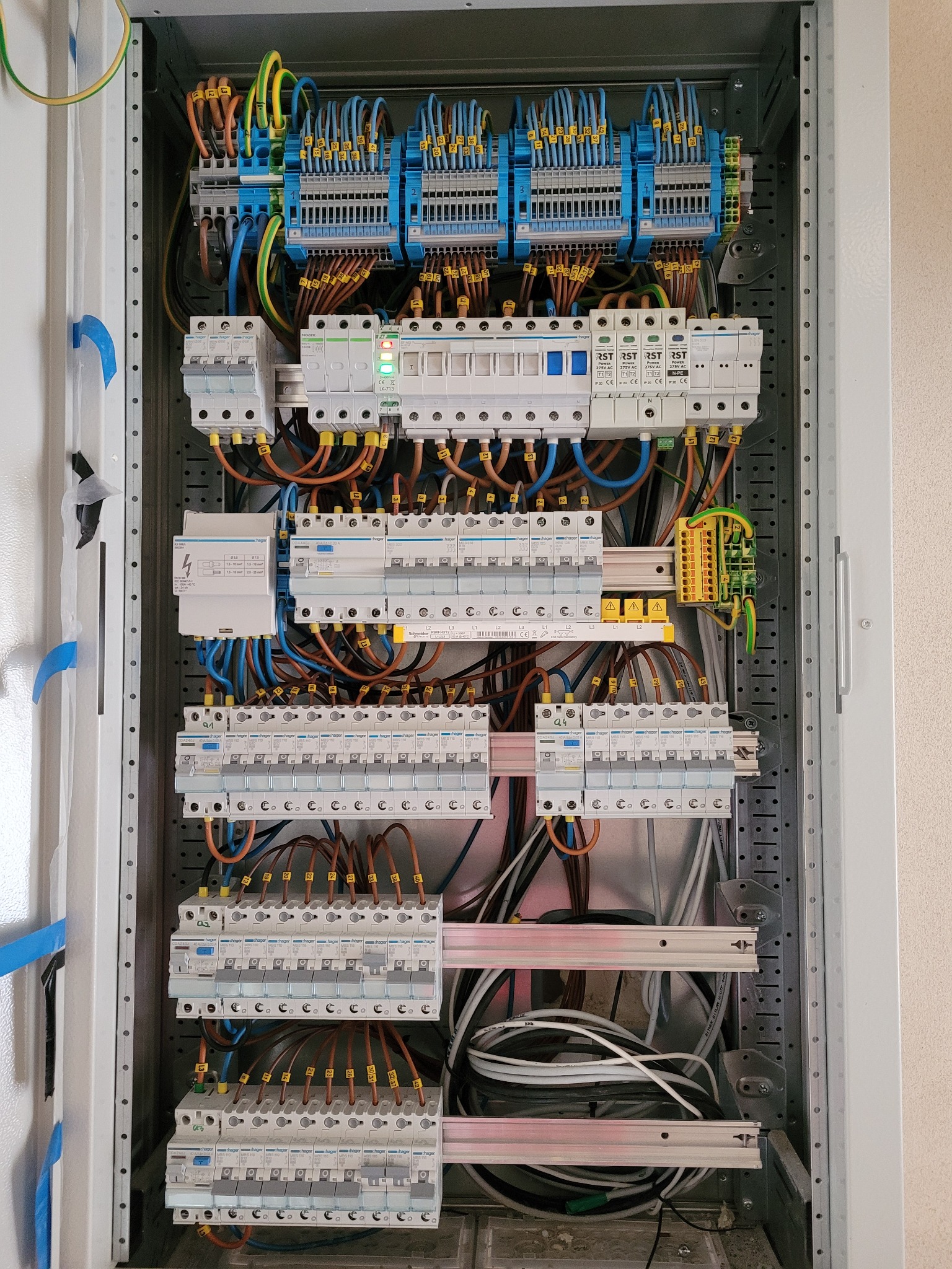 Rozdzielnica domku jednorodzinnego, przełącznik sieć-agregat