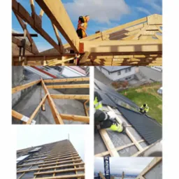 Wielopanelowe ujęcie z budowy dachu: konstrukcja więźby dachowej z deskowaniem, montaż izolacji i blachy trapezowej przez dekarza w stroju roboczym, widok na miasto w tle.