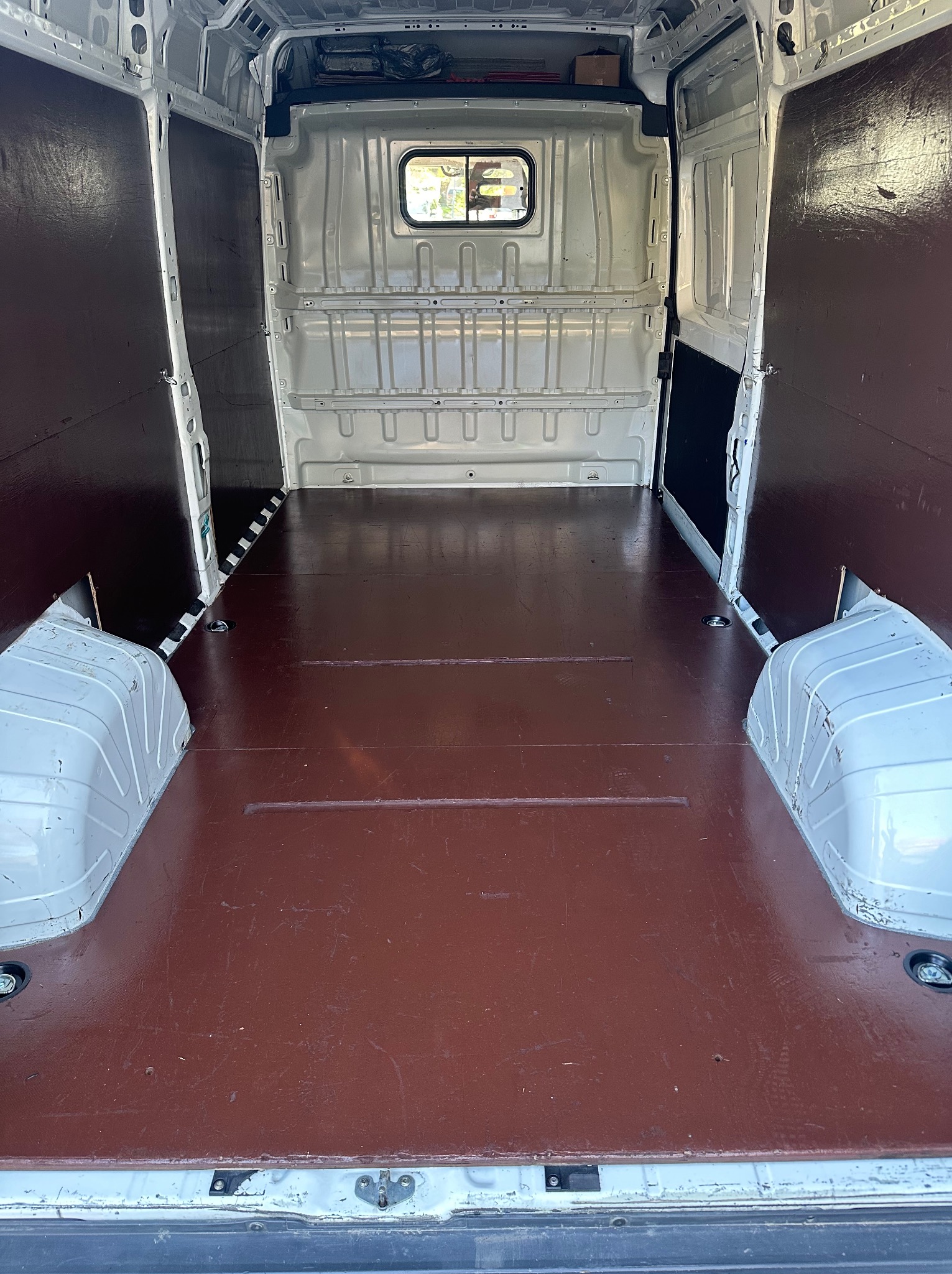 Wymiary przestrzeni ładunkowej: długość 3,60 m, szerokość 1,80 m, wysokość 1,90 m.