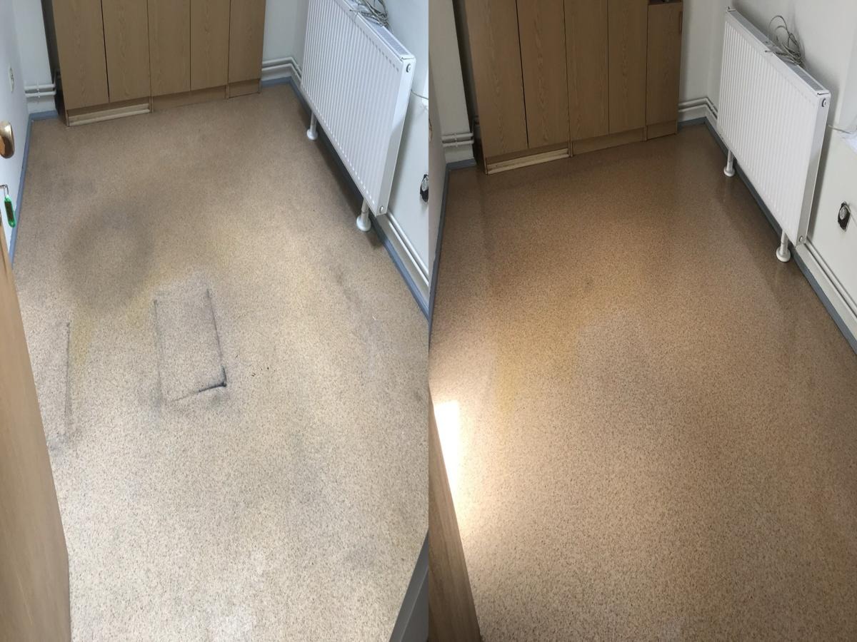 Wrocław: Zdjęcie 'przed i po' czyszczenia podłogi z linoleum. Widoczne wyraźne różnice w czystości i odświeżeniu powierzchni. Podłoga po czyszczeniu jest jaśniejsza i bardziej estetyczna.