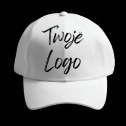 Biała czapka z daszkiem z napisem 'Twoje Logo' wykonanym czarną, kaligraficzną czcionką na czarnym tle.