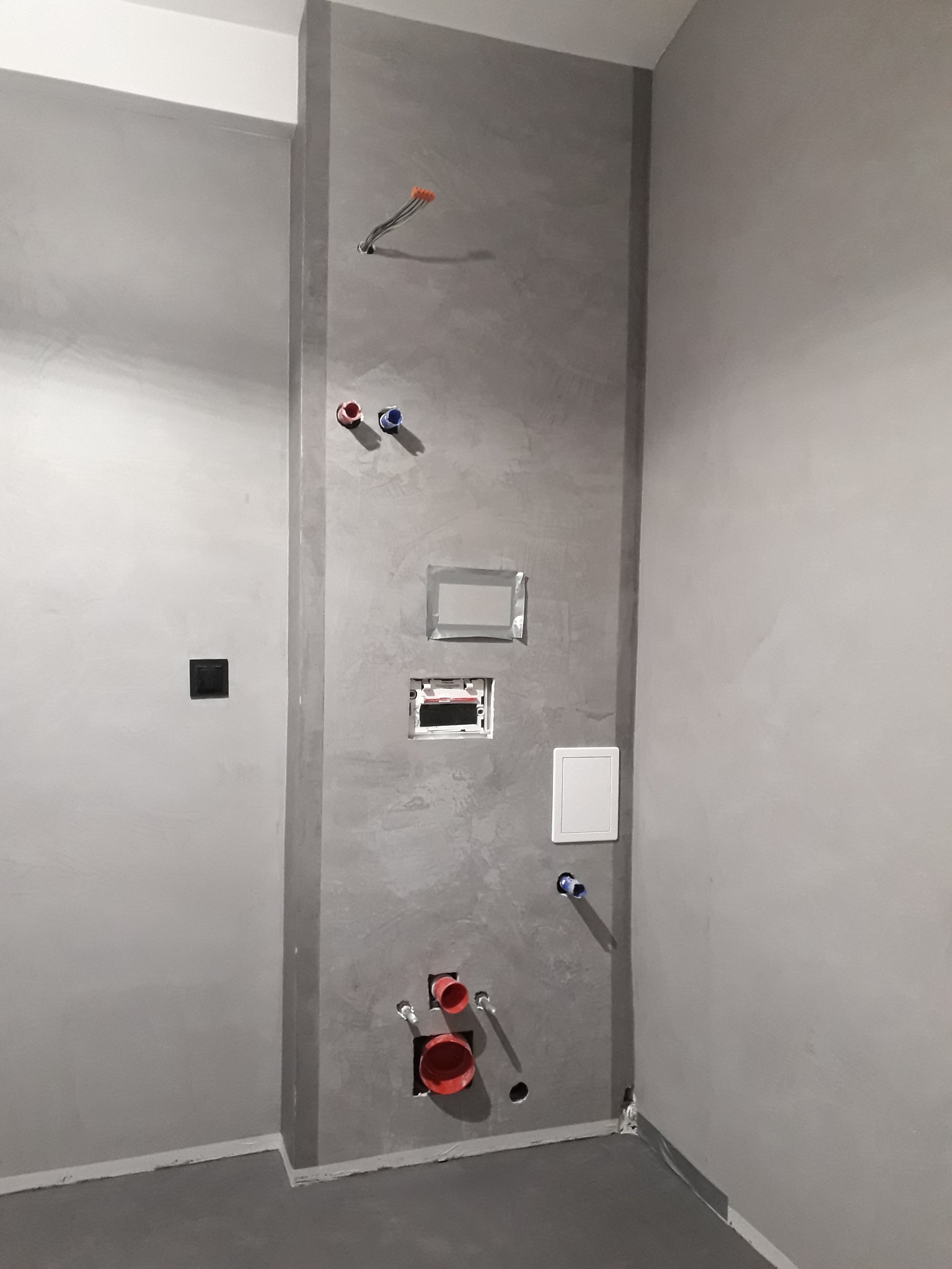 Wykończenie łazienki Mikrocementem (system firmy Festfloor).