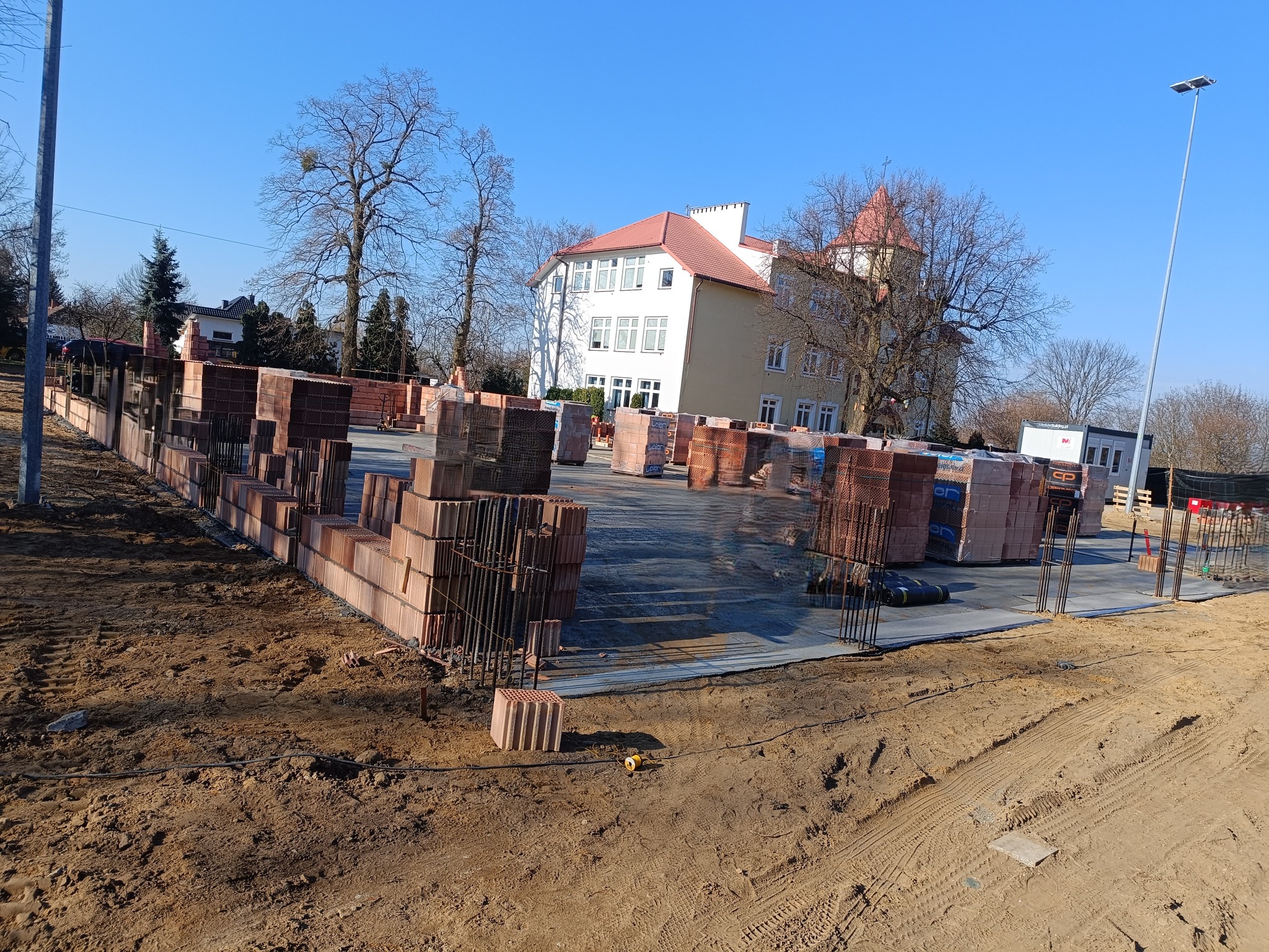 Hala Sportowa- początek murów