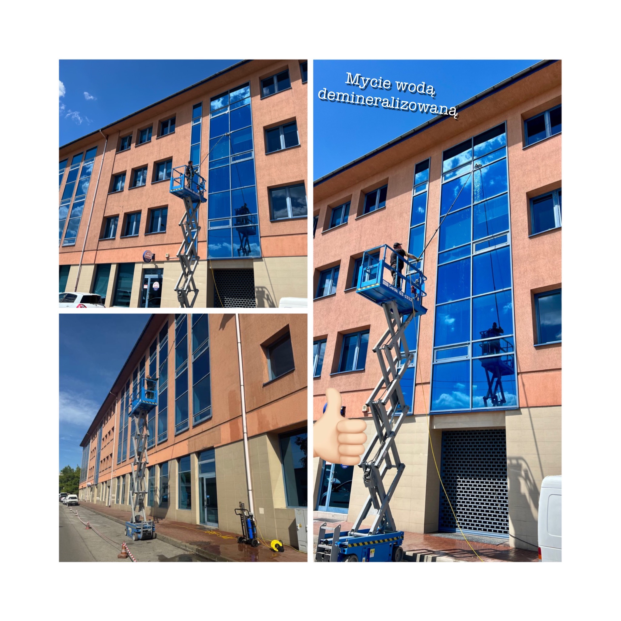 Pracownik na podnośniku koszowym myje okna budynku, odbijające błękitne niebo. Używana woda demineralizowana, widoczne urządzenie do mycia i kciuk w górę.