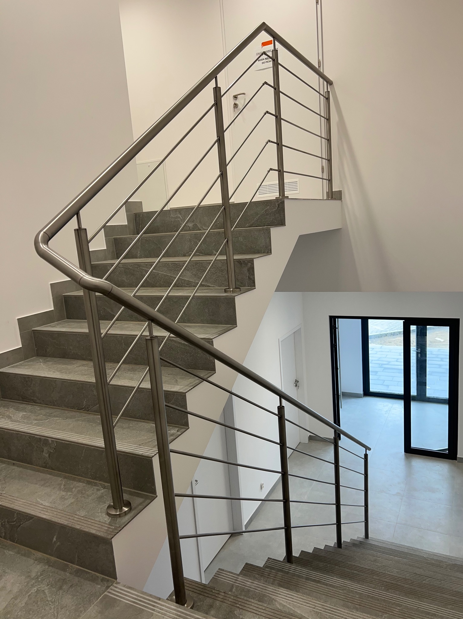 Schody z szarych płytek z metalową balustradą w jasnym wnętrzu. Widok na otwarte drzwi balkonowe i płytki podłogowe.