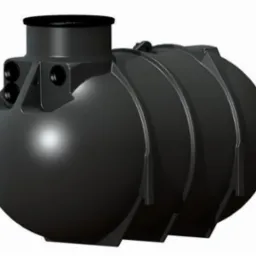 Czarny, poziomy zbiornik z tworzywa sztucznego z czterema otworami przyłączeniowymi i żebrowaną konstrukcją, widoczny na białym tle.