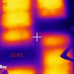 Termowizja rozdzielnicy elektrycznej, detekcja przegrzewających się elementów. Kolory wskazują temperaturę poszczególnych punktów.