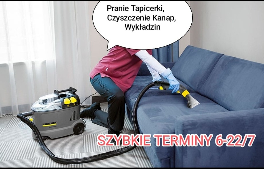 Pracownik w różowej koszuli i niebieskich rękawiczkach czyści niebieską kanapę odkurzaczem piorącym Karcher Professional, widoczny napis 'Szybkie terminy 6-22/7' na dole zdjęcia.