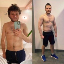 Adrian - Trener Personalny - Mężczyzna przed i po treningu personalnym. Po lewej stronie w łazience robi sobie zdjęcie telefonem, po prawej stoi wyprostowany na tle ściany, widoczna różnica w sylwetce.