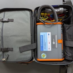Dobry Elektryk Śląsk - Otwarta torba elektryka z miernikiem Sonel MPI-540-PV, przewodami i wtyczką. Widoczna naklejka 'Dobry Elektryk' i informacja o dofinansowaniu z funduszy europejskich.