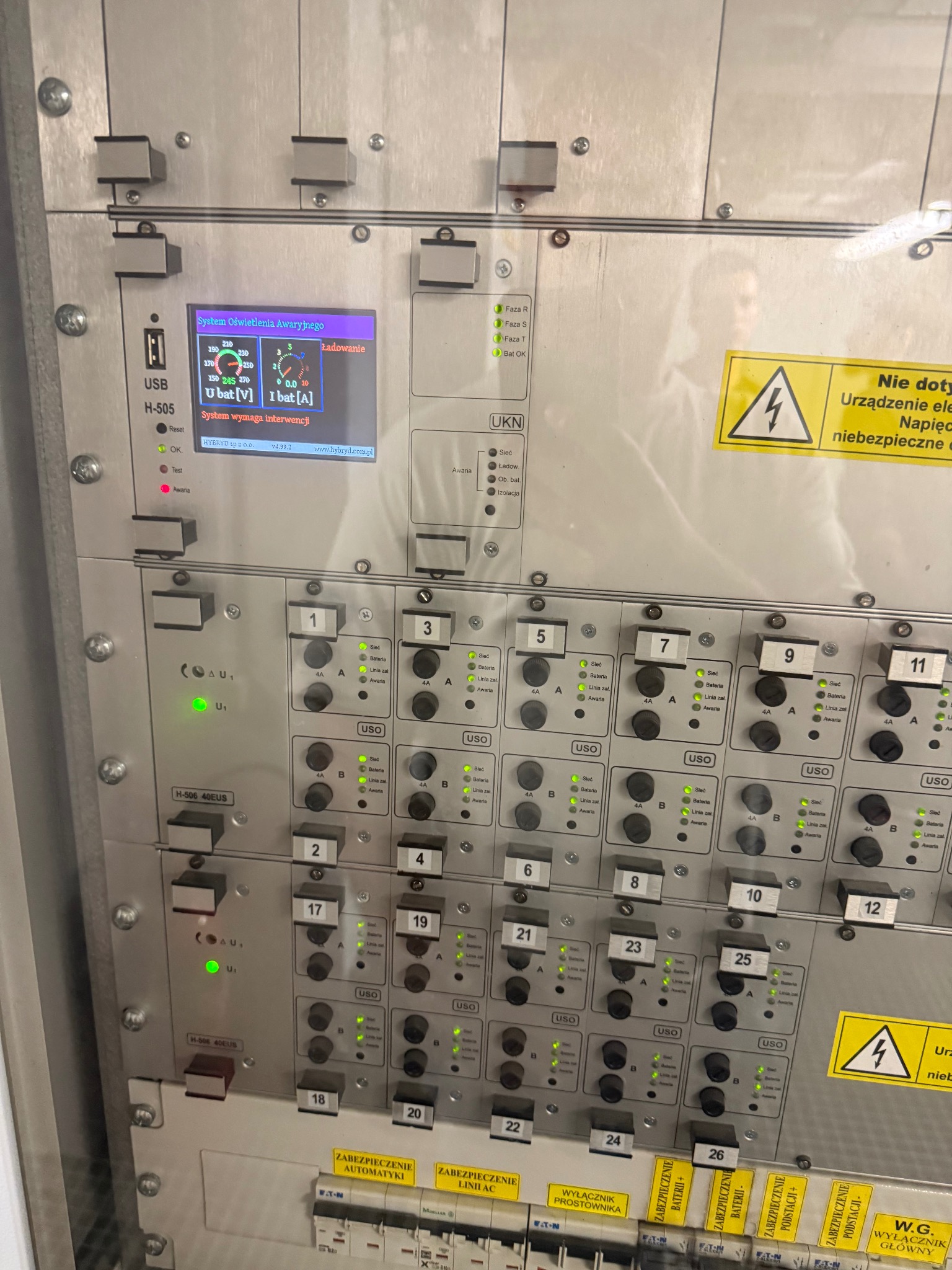 Wymiana opraw oświetleniowych awaryjnego oświetlenia ewakuacyjnego wraz z konfiguracją w systemie hybryd