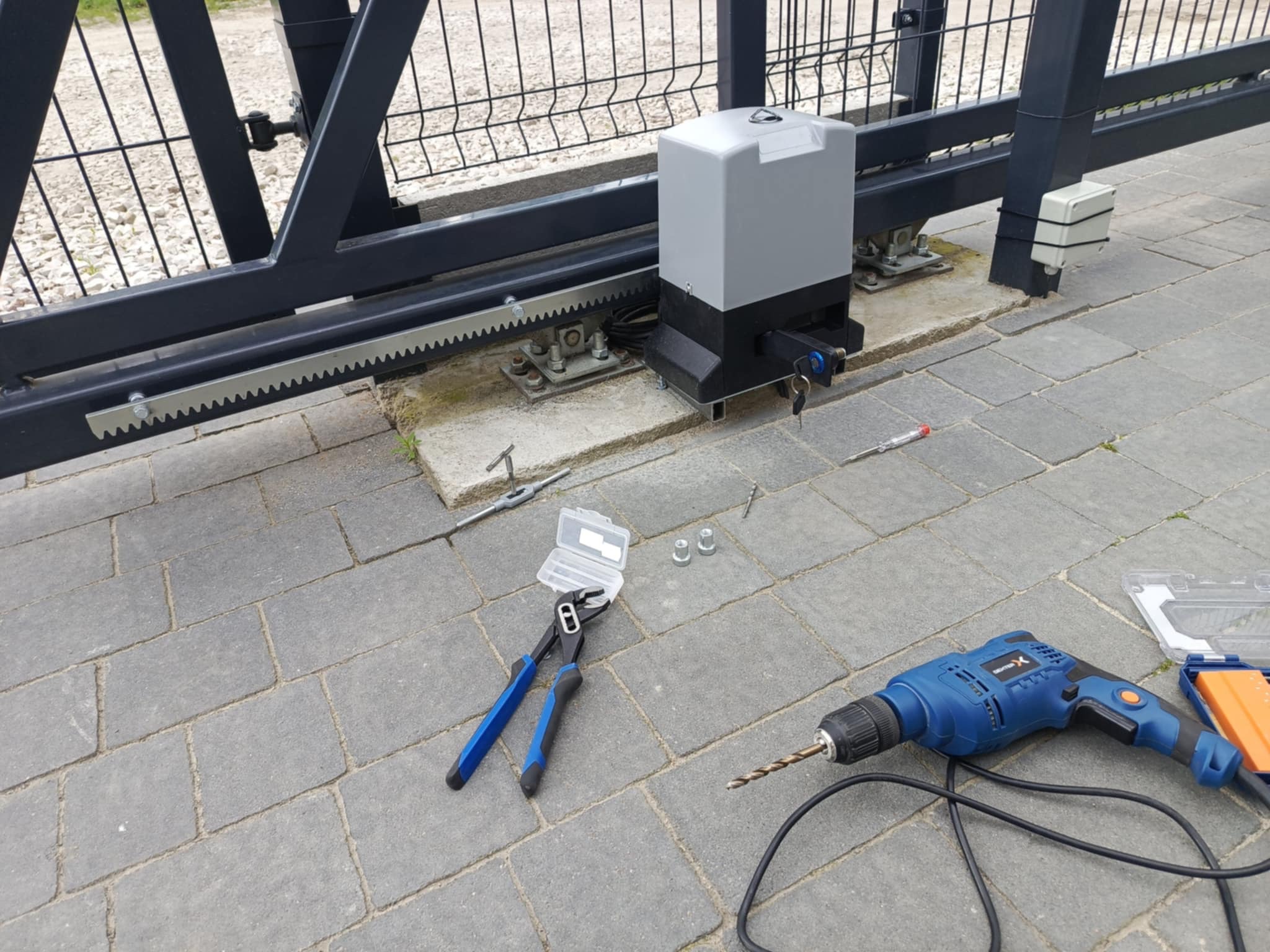 Montaż napędu bramowego