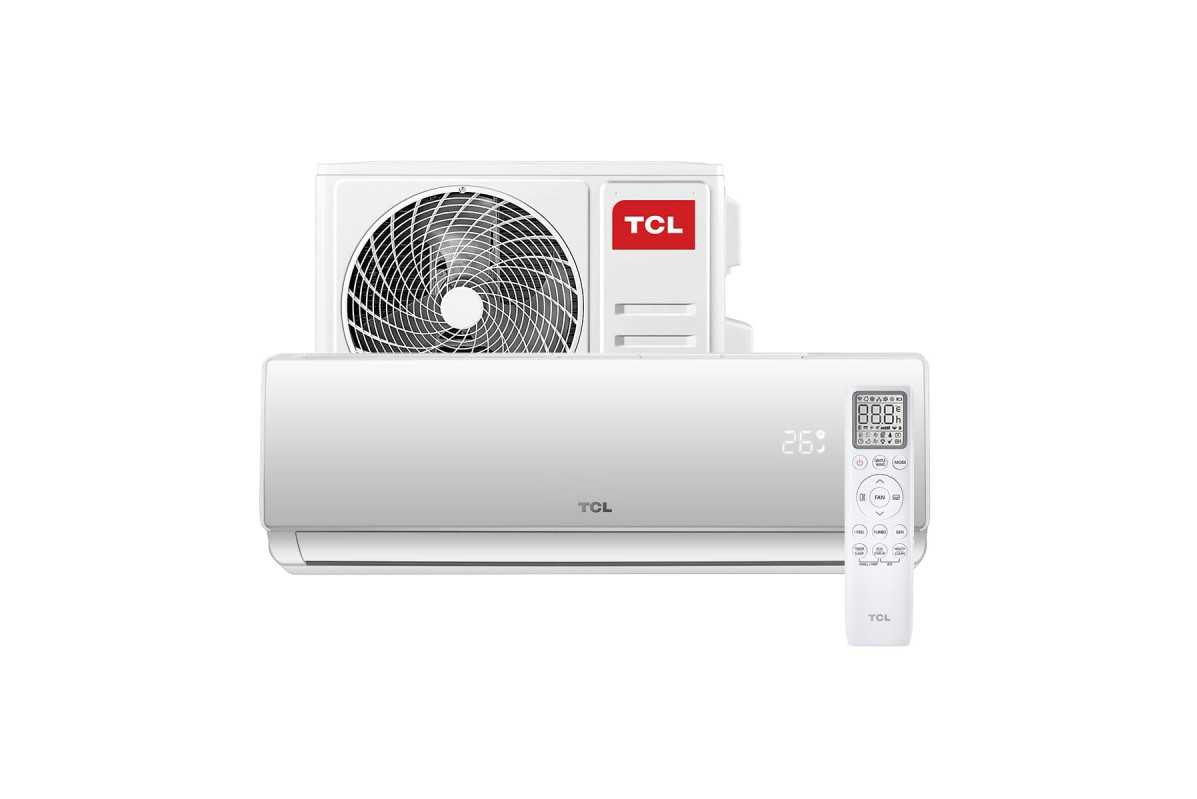 Biała jednostka wewnętrzna i zewnętrzna klimatyzatora TCL z pilotem na białym tle, widoczny wyświetlacz temperatury 26 stopni.