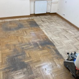 Wykonana praca szlifowania i lakierowania parkietu dębowego w jednym z pomieszczeń w Nadleśnictwie w Gościeradowie.