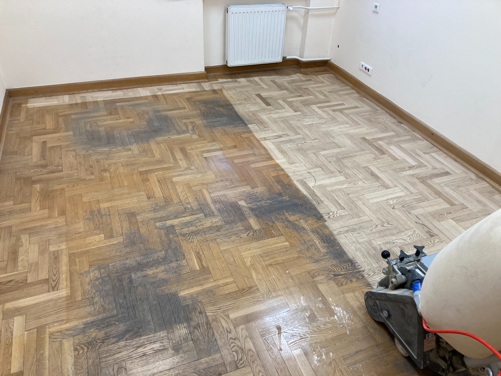 Wykonana praca szlifowania i lakierowania parkietu dębowego w jednym z pomieszczeń w Nadleśnictwie w Gościeradowie.
