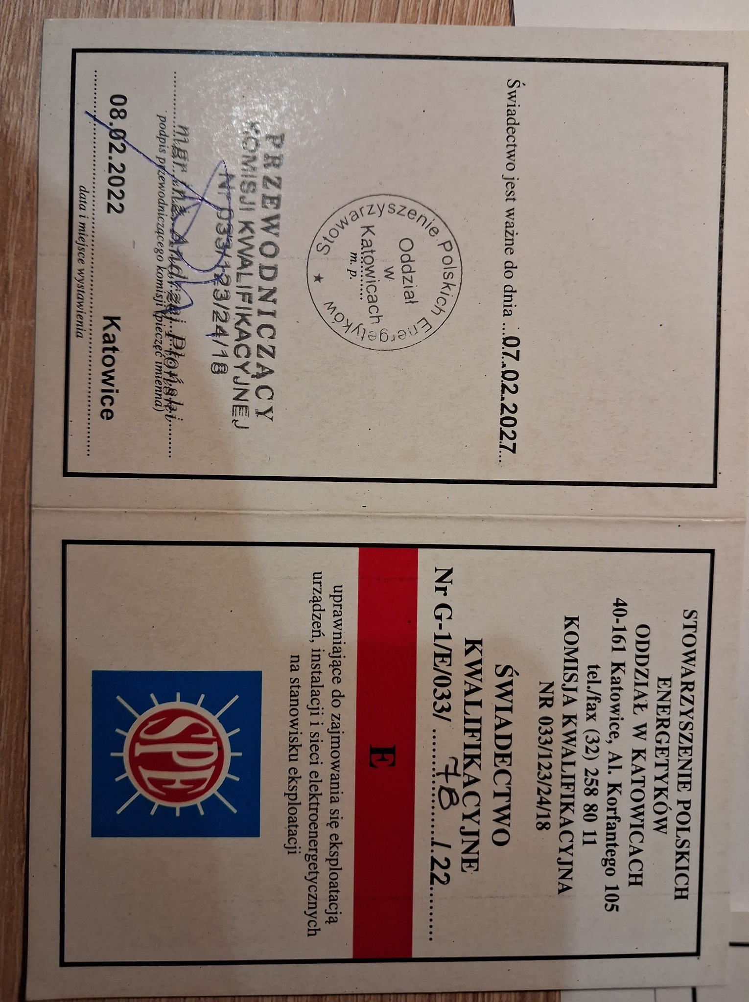 Skan dwuczęściowego dokumentu: Świadectwo Kwalifikacyjne Stowarzyszenia Polskich Energetyków z Katowic, uprawniające do eksploatacji urządzeń, instalacji i sieci elektroenergetycznych, z pieczęcią...