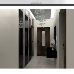 Banasiak kompleksowe wykończenia wnętrz - Korytarz z drewnianymi drzwiami wejściowymi, czarną konsolą pod ścianą i dekoracyjnym oświetleniem sufitowym w postaci szklanych kul.