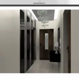 Korytarz z drewnianymi drzwiami wejściowymi, czarną konsolą pod ścianą i dekoracyjnym oświetleniem sufitowym w postaci szklanych kul.