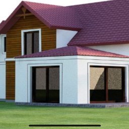 Banasiak kompleksowe wykończenia wnętrz - Wizualizacja dwukondygnacyjnego domu z białymi ścianami, drewnianymi akcentami i dachem w kolorze burgundu, prezentowana na tle zielonego trawnika.