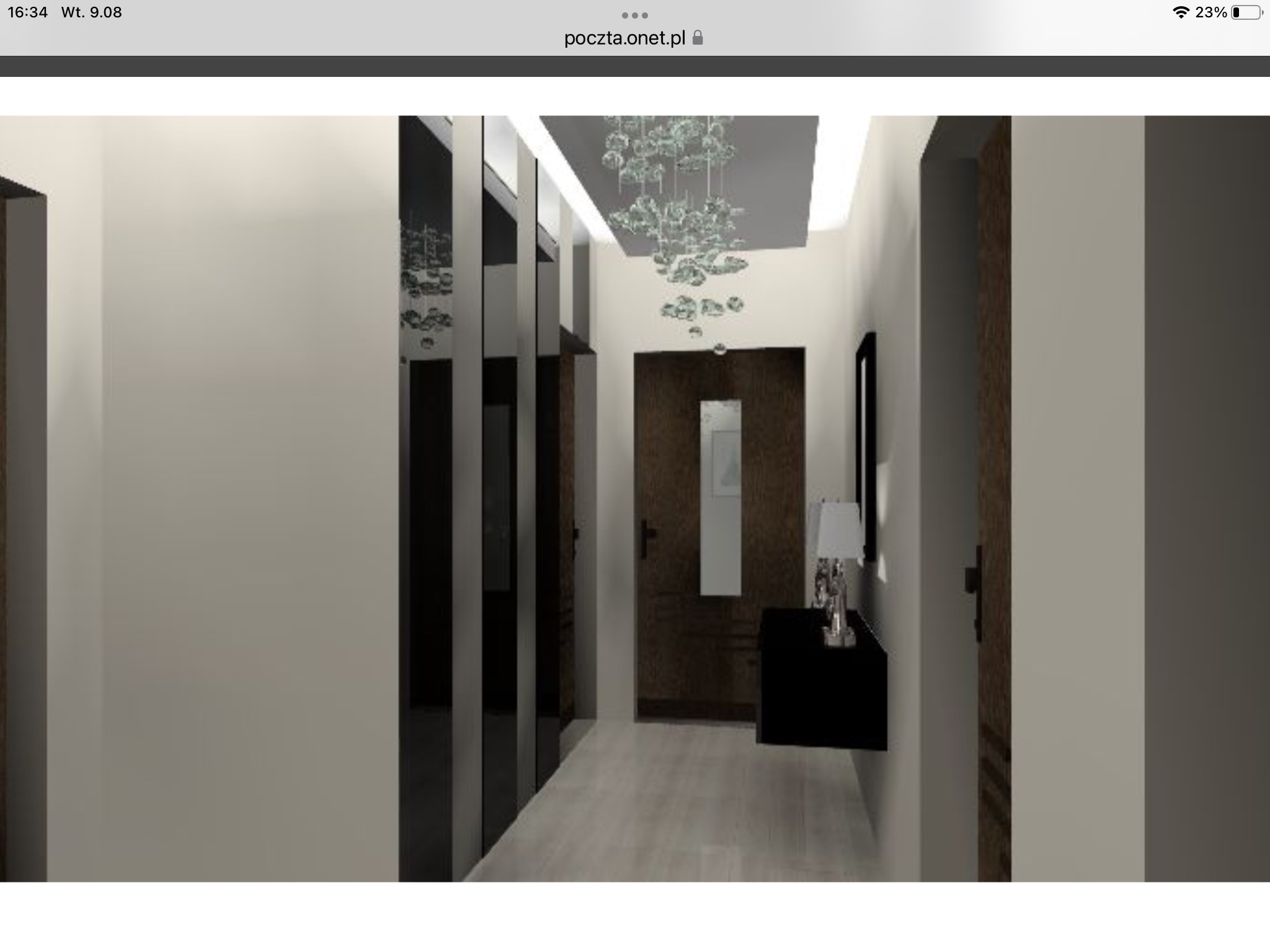 Korytarz z drewnianymi drzwiami wejściowymi, czarną konsolą pod ścianą i dekoracyjnym oświetleniem sufitowym w postaci szklanych kul.