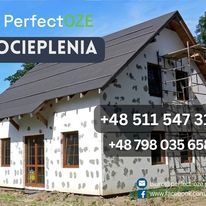 Dom jednorodzinny w trakcie ocieplania elewacji zewnętrznej. Widoczne rusztowania, przygotowana powierzchnia ścian zewnętrznych pokryta klejem i siatką, częściowo otynkowana. Dach pokryty...