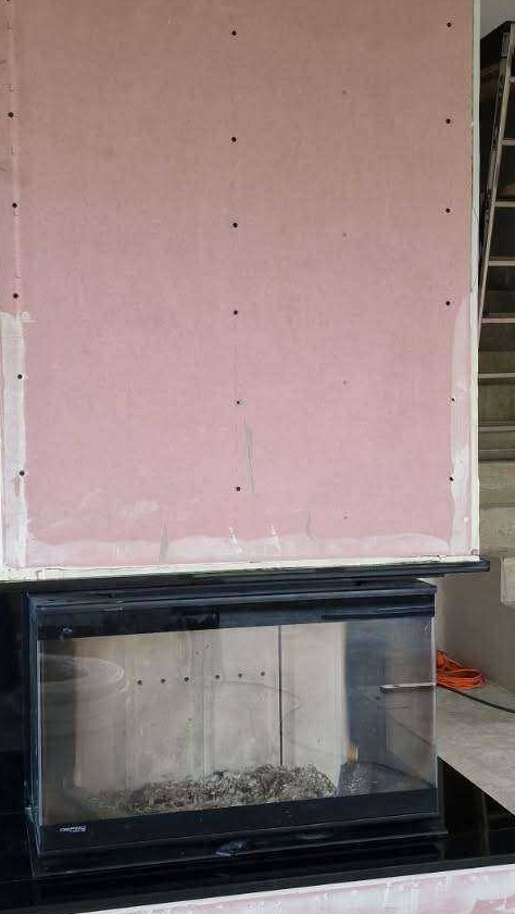 Kominek wraz z obudową z płyty granitowej