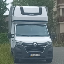 MłodyPrywaciarz - Biały bus Renault Master z nadbudówką Lamico, zaparkowany na brukowanej ulicy, widok z przodu, tablica rejestracyjna PK 3512R.