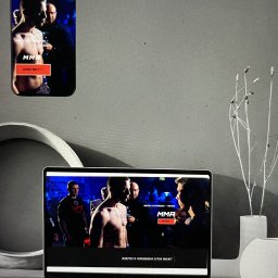 Olga Solarz JAK LEKKO - Ekran laptopa i smartfona wyświetlające tę samą stronę internetową z zawodnikami MMA przed walką, minimalistyczne tło z dekoracyjnym wazonem.