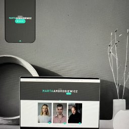 Olga Solarz JAK LEKKO - Ekran laptopa wyświetlający stronę internetową agencji Marta Ambrosiewicz, obok smartfon z widokiem mobilnej wersji tej samej strony, minimalistyczne tło z dekoracyjnym wazonem.