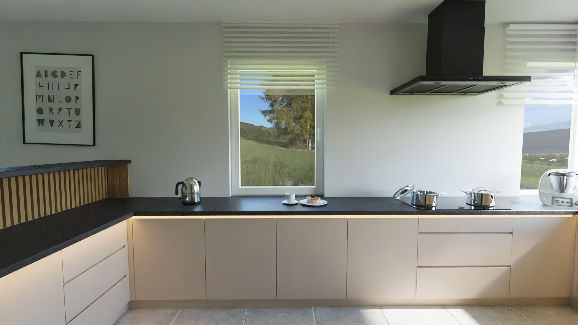 Jasna kuchnia z czarnym blatem, widok na zewnątrz przez okno z roletami, nowoczesny okap nad płytą indukcyjną, minimalistyczny wystrój, alfabet w ramce na ścianie.