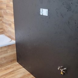 Czarny beton w łazience