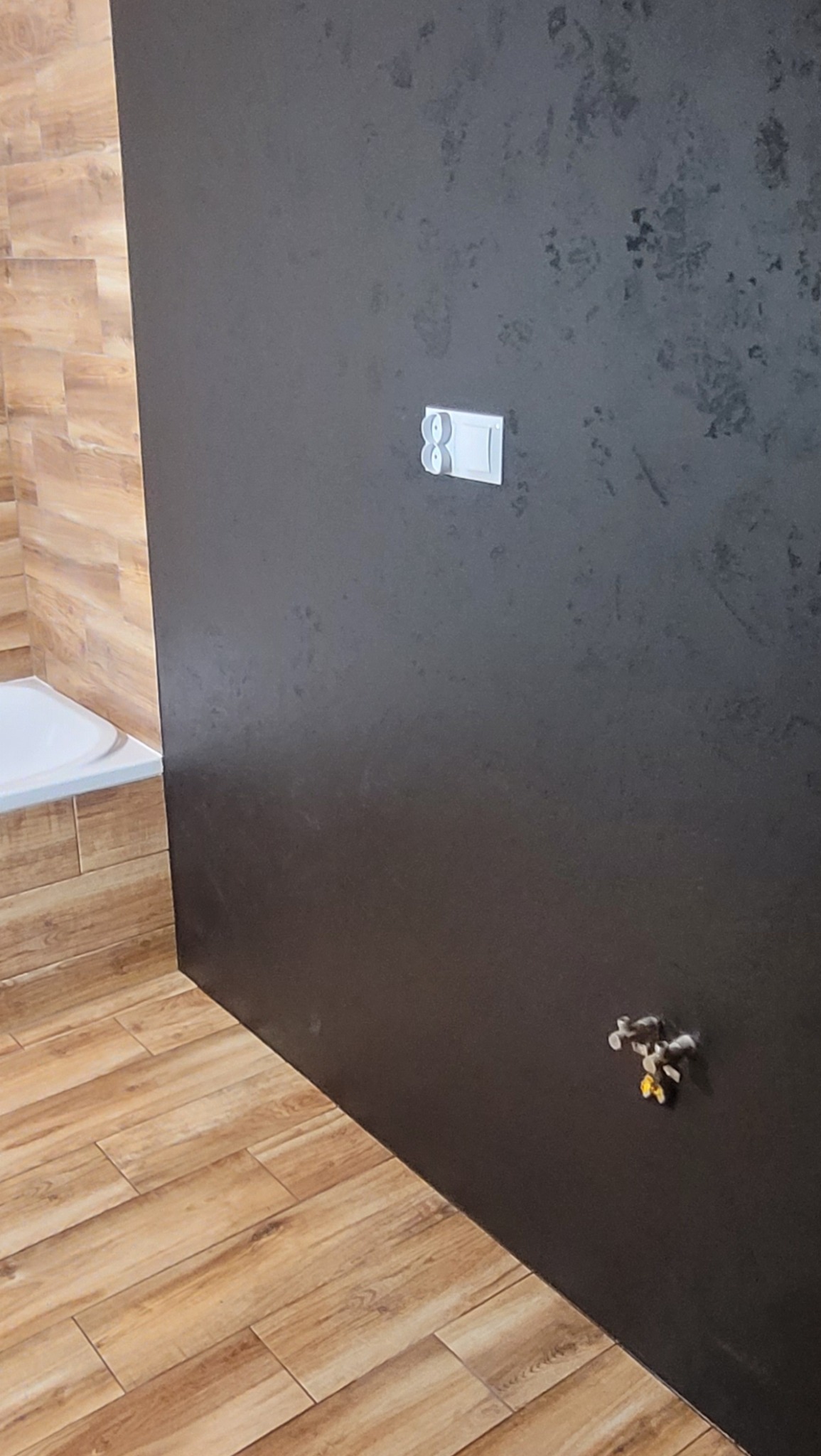 Czarny beton w łazience