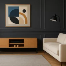 Nowoczesny salon z drewnianą szafką RTV na czarnych nogach, beżową sofą i abstrakcyjnym obrazem na ciemnej ścianie z dekoracyjnymi listwami.