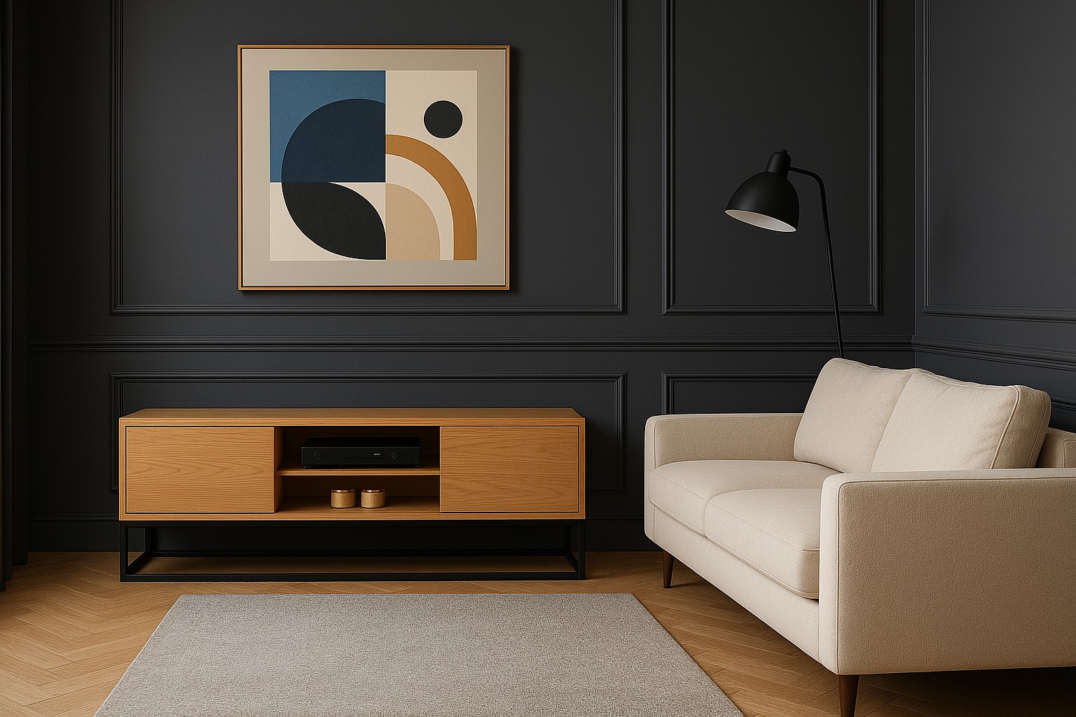 Nowoczesny salon z drewnianą szafką RTV na czarnych nogach, beżową sofą i abstrakcyjnym obrazem na ciemnej ścianie z dekoracyjnymi listwami.