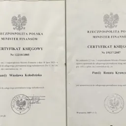 Dwa certyfikaty księgowe Rzeczypospolitej Polskiej, wydane przez Ministra Finansów, z imionami i nazwiskami Wiesławy Kołodvńskiej oraz Renaty Krawczyk, potwierdzające uprawnienia do usługowego...