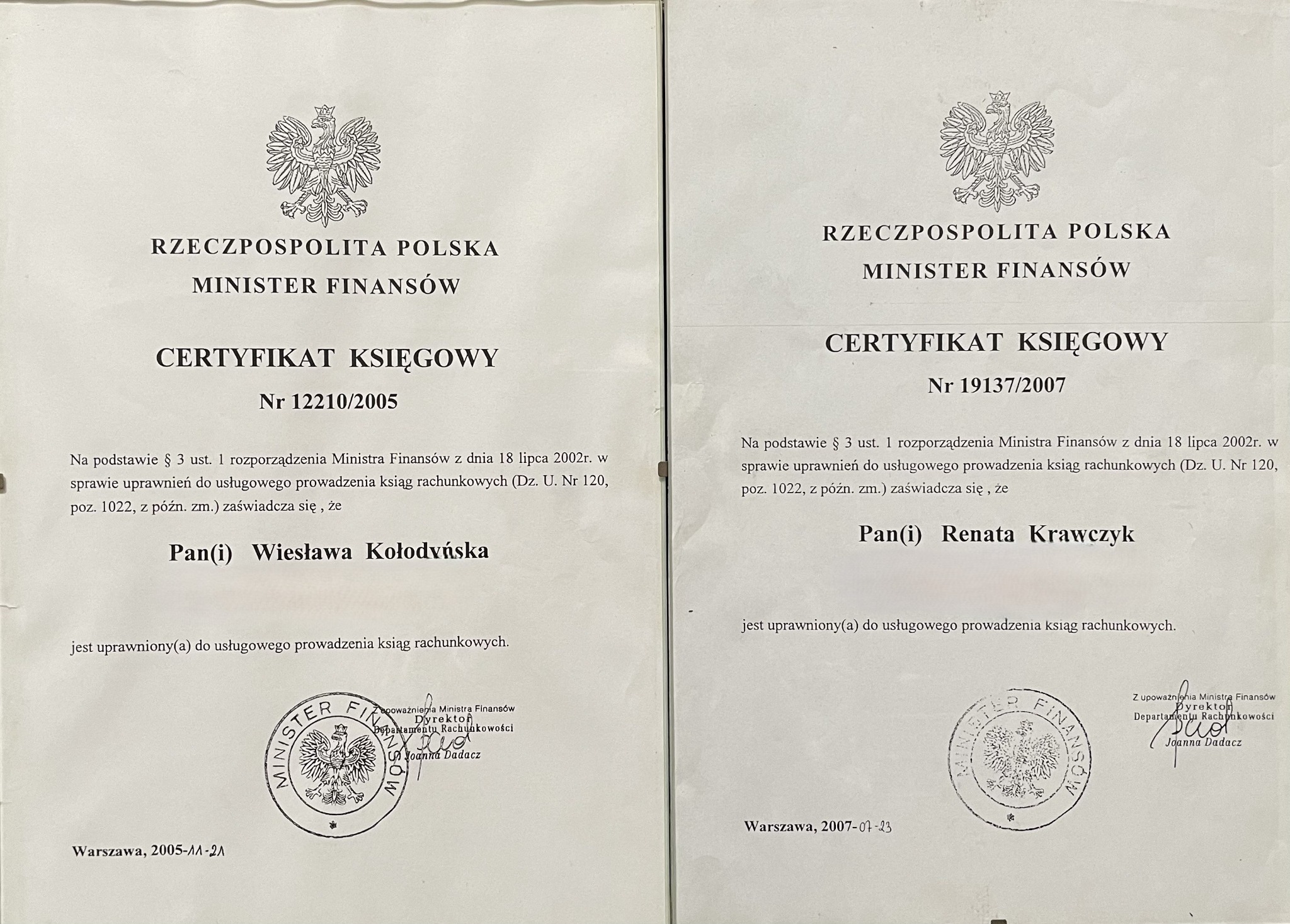 Dwa certyfikaty księgowe Rzeczypospolitej Polskiej, wydane przez Ministra Finansów, z imionami i nazwiskami Wiesławy Kołodvńskiej oraz Renaty Krawczyk, potwierdzające uprawnienia do usługowego...