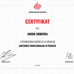 Certyfikat ukończenia szkolenia z anatomii funkcjonalnej w pigułce dla Jakuba Sobotki, wydany przez Centrum Szkoleń Sportowych, podpisany przez Marka Kusia i Marka Bisa.
