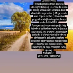 Reklama usług finansowych z tekstem o kredytach dla osób z odmowami i brakiem zdolności kredytowej, na tle polnej drogi i drzewa.
