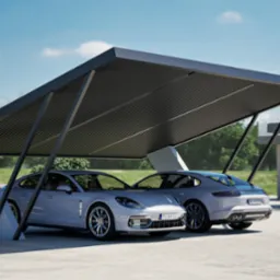 Nowoczesna, minimalistyczna wiata garażowa z metalową konstrukcją i logo 'STARK', osłaniająca dwa samochody Porsche Panamera w jasnych kolorach, na tle domu z ogrodem.