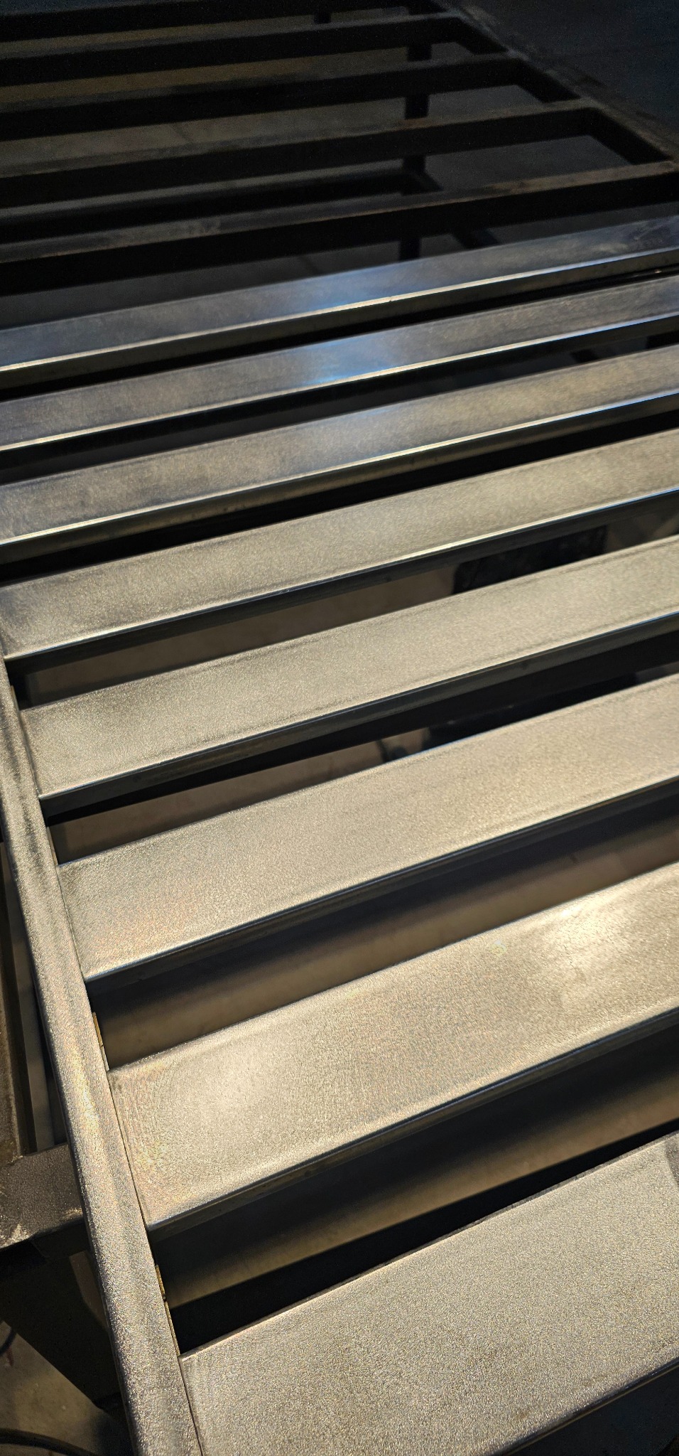 Metalowa konstrukcja z profili, prawdopodobnie fragment bramy lub ogrodzenia w trakcie spawania.