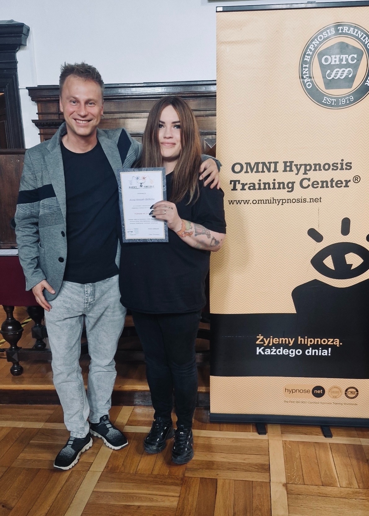 Rozszerzam zakres wiedzy o ciekawostki takie jak Hipnoza na pokaz