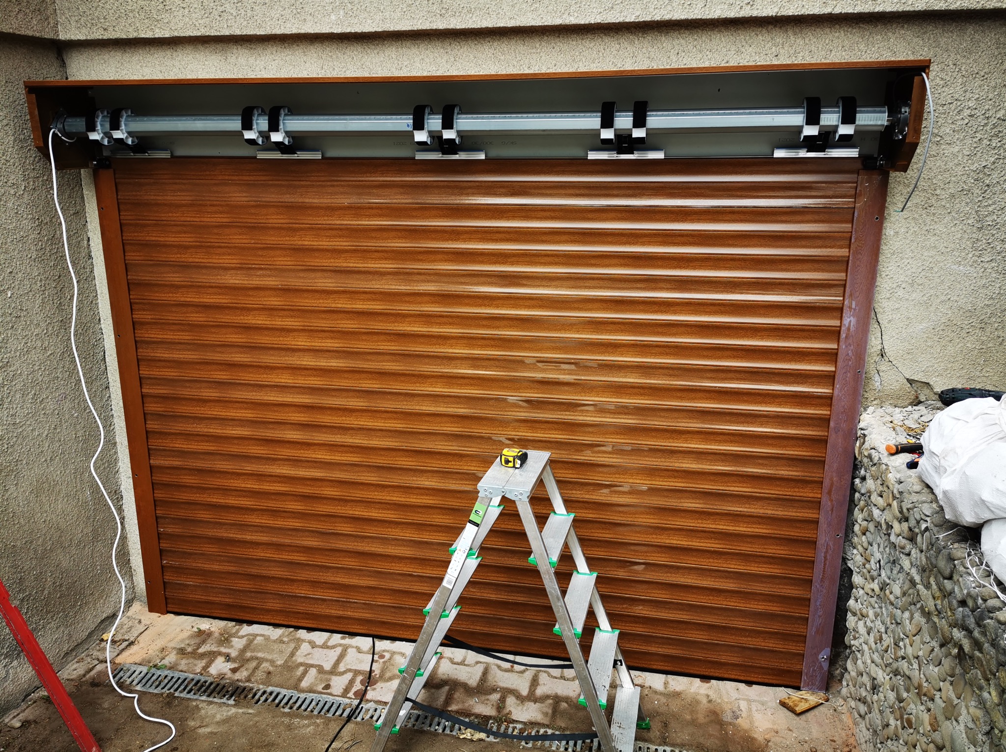 Montaż rolet zewnętrznych sterowanych elektrycznie