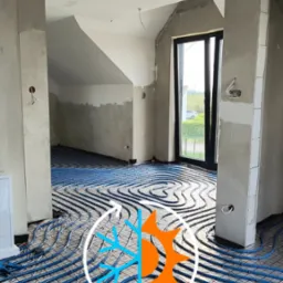 instalacja ogrzewania podłogowego w systemie Blue Floor firmy Kan Therm w budynku jednorodzinnym w Żychlinie