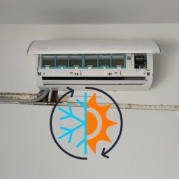 Montaż klimatyzacji Rotenso w systemie multi split. 3 klimatyzatory Ukura i agregat Hiro na balkonie. Zgodnie ze zleceniem klienta wykonano przepusty komunikacyjne przez strop, a całość instalacji freonowej i skroplin ukryto w ścianie