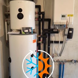 ACTIV KRZYSZTOF LESZCZYŃSKI - Pompa ciepła Rotenso 8kW z buforem 50l i zbiornikiem CWU 200l, widoczne rury instalacyjne, zawory i schematyczne oznaczenie ciepła/chłodu.